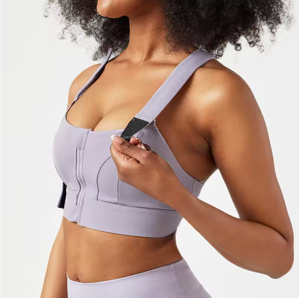Femme ajustant un soutien-gorge de sport violet, design sans coutures, idéal pour fitness et yoga. Confort et maintien optimal. Mode activewear tendance.